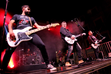 Foto del concierto del grupo de Alfredo Piedrafita (ex de Barricada) en la gira Siempre Barricada en Tudela