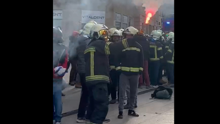 La comisión de personal de Bomberos de Navarra y Emergencias, Prevención y Protección Civil ha protestado este lunes frente al Palacio de Navarra exigiendo retomar las negociaciones de mejoras laborales