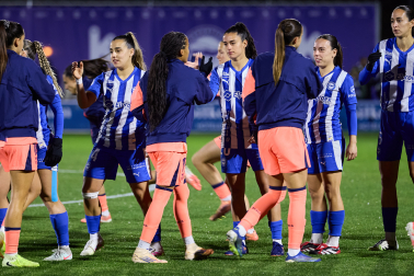 Merche Izal, Ainhoa Guallar y Carmen Sobrón, las tres ex de Osasuna, en el pasamanos contra el Barcelona