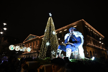 Miles de pamploneses y pamplonesas disfrutaron con la comitiva del Olentzero este miércoles, 24 de diciembre