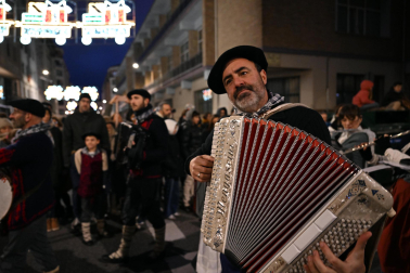 Miles de pamploneses y pamplonesas disfrutaron con la comitiva del Olentzero este miércoles, 24 de diciembre