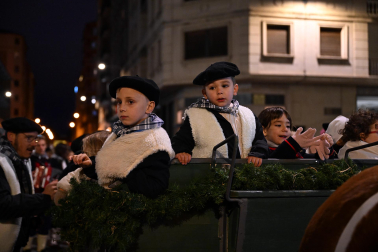 Miles de pamploneses y pamplonesas disfrutaron con la comitiva del Olentzero este miércoles, 24 de diciembre