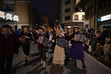 Miles de pamploneses y pamplonesas disfrutaron con la comitiva del Olentzero este miércoles, 24 de diciembre