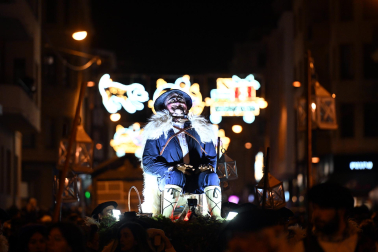 Miles de pamploneses y pamplonesas disfrutaron con la comitiva del Olentzero este miércoles, 24 de diciembre