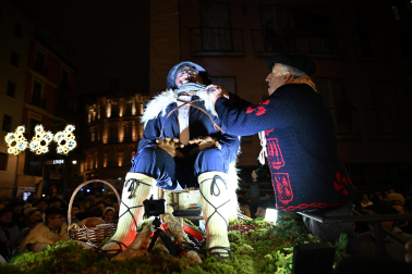 Miles de pamploneses y pamplonesas disfrutaron con la comitiva del Olentzero este miércoles, 24 de diciembre