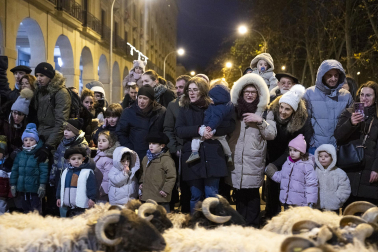 Miles de pamploneses y pamplonesas disfrutaron con la comitiva del Olentzero este miércoles, 24 de diciembre