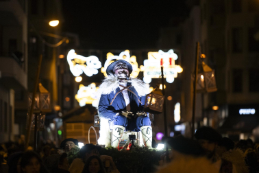 Miles de pamploneses y pamplonesas disfrutaron con la comitiva del Olentzero este miércoles, 24 de diciembre