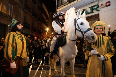 El pregonero de los Reyes Magos recorrió este 27 de diciembre las calles de Estella.