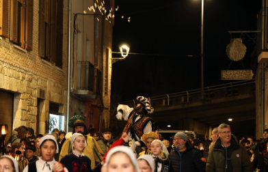 El pregonero de los Reyes Magos recorrió este 27 de diciembre las calles de Estella.
