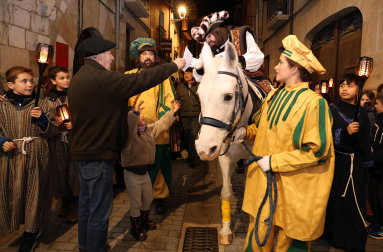 El pregonero de los Reyes Magos recorrió este 27 de diciembre las calles de Estella.