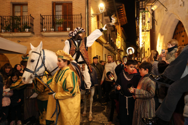 El pregonero de los Reyes Magos recorrió este 27 de diciembre las calles de Estella.