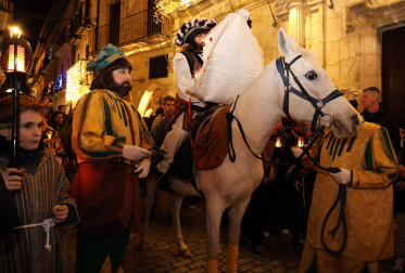 El pregonero de los Reyes Magos recorrió este 27 de diciembre las calles de Estella.