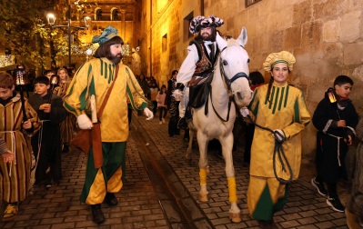 El pregonero de los Reyes Magos recorrió este 27 de diciembre las calles de Estella.