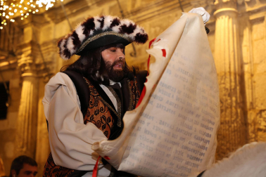 El pregonero de los Reyes Magos recorrió este 27 de diciembre las calles de Estella.