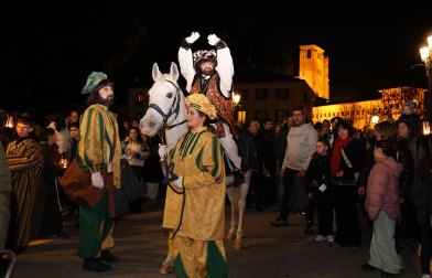 El pregonero de los Reyes Magos recorrió este 27 de diciembre las calles de Estella.