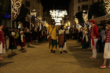 El pregonero de los Reyes Magos recorrió este 27 de diciembre las calles de Estella.