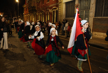 El pregonero de los Reyes Magos recorrió este 27 de diciembre las calles de Estella.