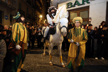 El pregonero de los Reyes Magos recorrió este 27 de diciembre las calles de Estella.