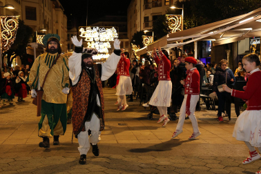 El pregonero de los Reyes Magos recorrió este 27 de diciembre las calles de Estella.