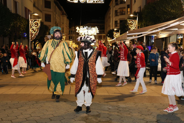 El pregonero de los Reyes Magos recorrió este 27 de diciembre las calles de Estella.