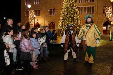 El pregonero de los Reyes Magos recorrió este 27 de diciembre las calles de Estella.
