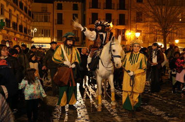 El pregonero de los Reyes Magos recorrió este 27 de diciembre las calles de Estella.