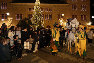El pregonero de los Reyes Magos recorrió este 27 de diciembre las calles de Estella.