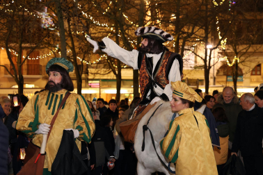 El pregonero de los Reyes Magos recorrió este 27 de diciembre las calles de Estella.
