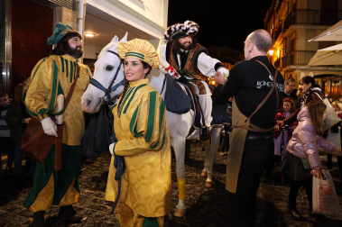 El pregonero de los Reyes Magos recorrió este 27 de diciembre las calles de Estella.