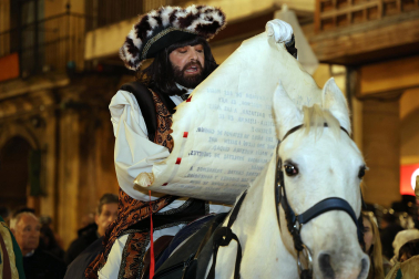 El pregonero de los Reyes Magos recorrió este 27 de diciembre las calles de Estella.