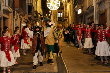 El pregonero de los Reyes Magos recorrió este 27 de diciembre las calles de Estella.
