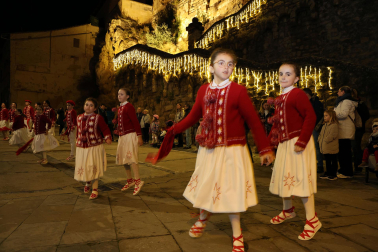 El pregonero de los Reyes Magos recorrió este 27 de diciembre las calles de Estella.