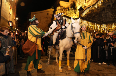 El pregonero de los Reyes Magos recorrió este 27 de diciembre las calles de Estella.