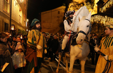 El pregonero de los Reyes Magos recorrió este 27 de diciembre las calles de Estella.