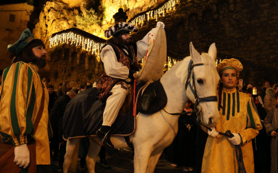 El pregonero de los Reyes Magos recorrió este 27 de diciembre las calles de Estella.
