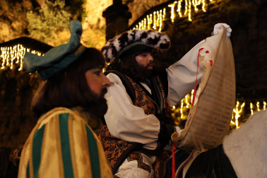 El pregonero de los Reyes Magos recorrió este 27 de diciembre las calles de Estella.