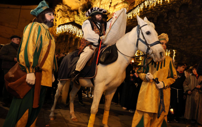 El pregonero de los Reyes Magos recorrió este 27 de diciembre las calles de Estella.