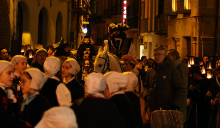El pregonero de los Reyes Magos recorrió este 27 de diciembre las calles de Estella.