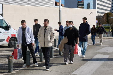 Ambiente rojillo este lunes en el HUN en la tradicional visita navideña de Osasuna a los niños hospitalizados.