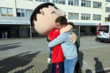 Ambiente rojillo este lunes en el HUN en la tradicional visita navideña de Osasuna a los niños hospitalizados.
