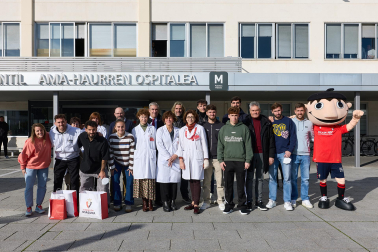 Ambiente rojillo este lunes en el HUN en la tradicional visita navideña de Osasuna a los niños hospitalizados.