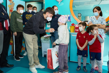 Ambiente rojillo este lunes en el HUN en la tradicional visita navideña de Osasuna a los niños hospitalizados.