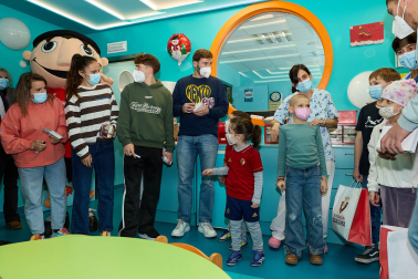 Ambiente rojillo este lunes en el HUN en la tradicional visita navideña de Osasuna a los niños hospitalizados.