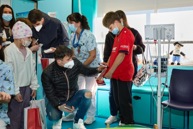 Ambiente rojillo este lunes en el HUN en la tradicional visita navideña de Osasuna a los niños hospitalizados.