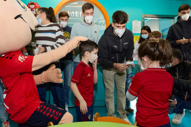 Ambiente rojillo este lunes en el HUN en la tradicional visita navideña de Osasuna a los niños hospitalizados.