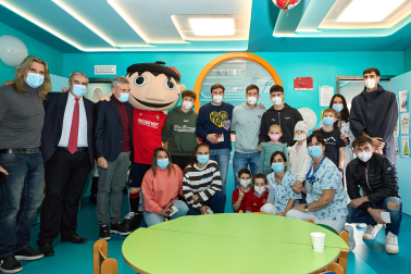 Ambiente rojillo este lunes en el HUN en la tradicional visita navideña de Osasuna a los niños hospitalizados.