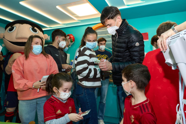 Ambiente rojillo este lunes en el HUN en la tradicional visita navideña de Osasuna a los niños hospitalizados.