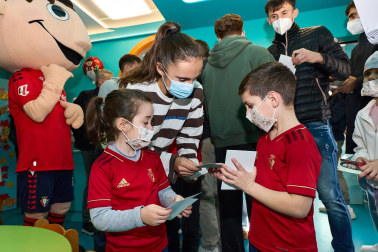 Ambiente rojillo este lunes en el HUN en la tradicional visita navideña de Osasuna a los niños hospitalizados.