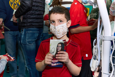 Ambiente rojillo este lunes en el HUN en la tradicional visita navideña de Osasuna a los niños hospitalizados.