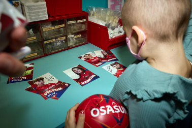 Ambiente rojillo este lunes en el HUN en la tradicional visita navideña de Osasuna a los niños hospitalizados.